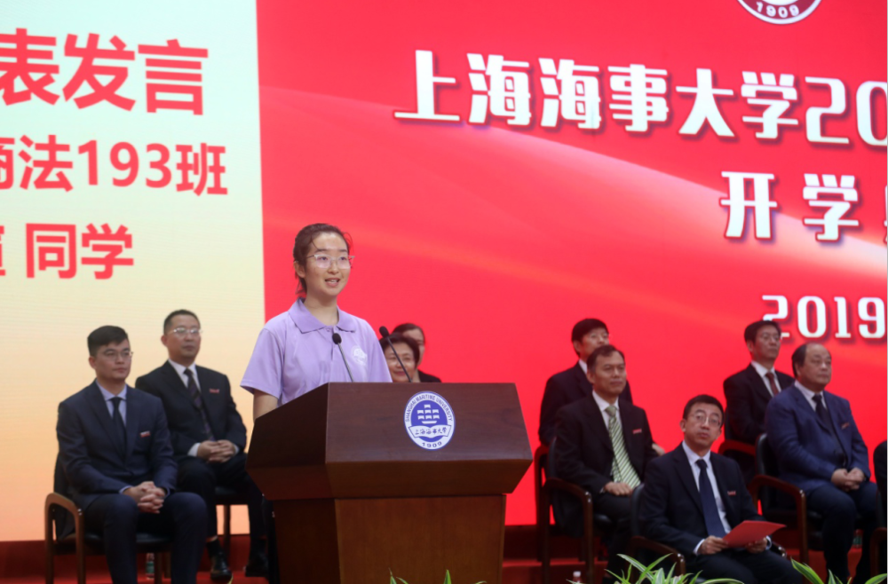 新生代表、法学院海商法193班张凌瑄发言