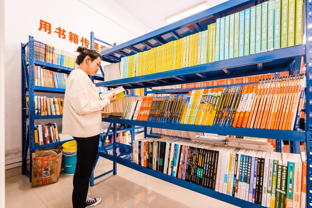 志愿者们整理图书 志愿者们整理图书