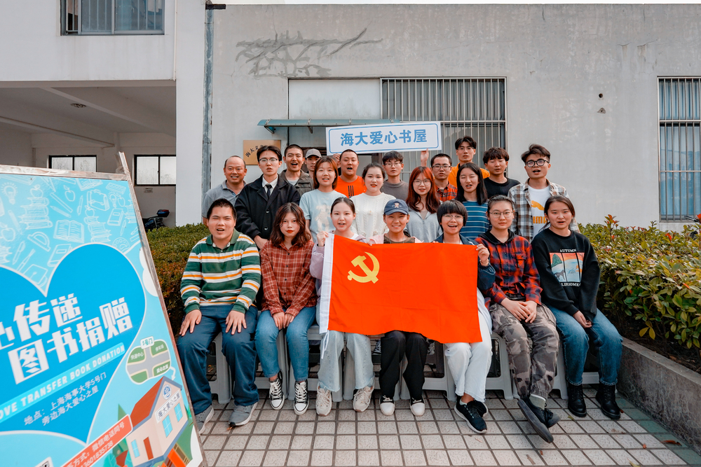 “送水叔叔”黄曙光和学生志愿者们合影 “送水叔叔”黄曙光和学生志愿者们合影