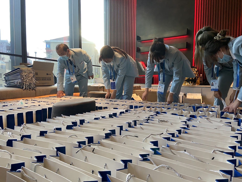 后勤组志愿者装点物料