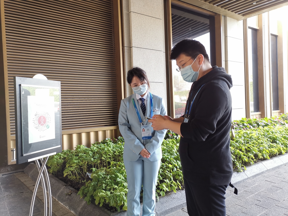 核酸志愿者引导来宾出示健康码