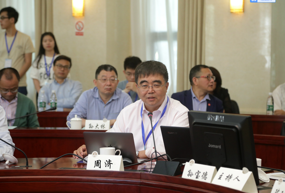 论坛主席、中国工程院院士、清华大学周济教授在论坛上发言