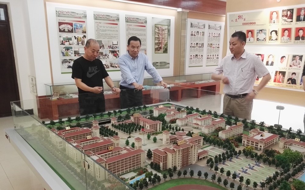 参观郑州七中校园