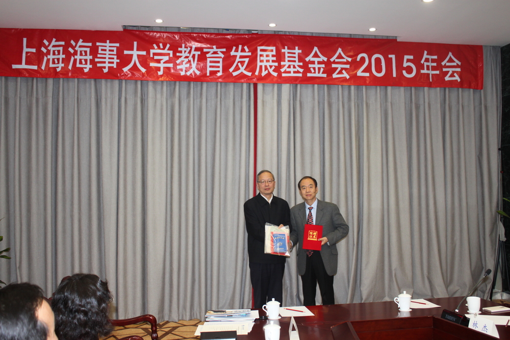 於世成理事长向捐赠者刘震环校友颁发捐赠证书