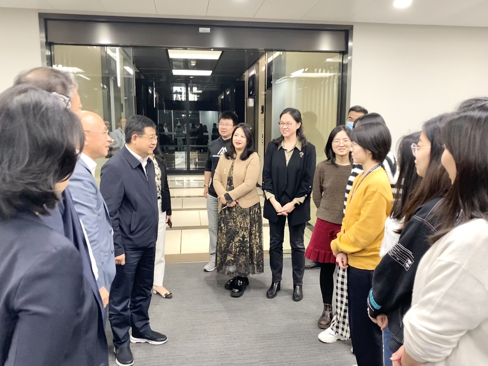 宋书记与全球捷运海大校友交谈