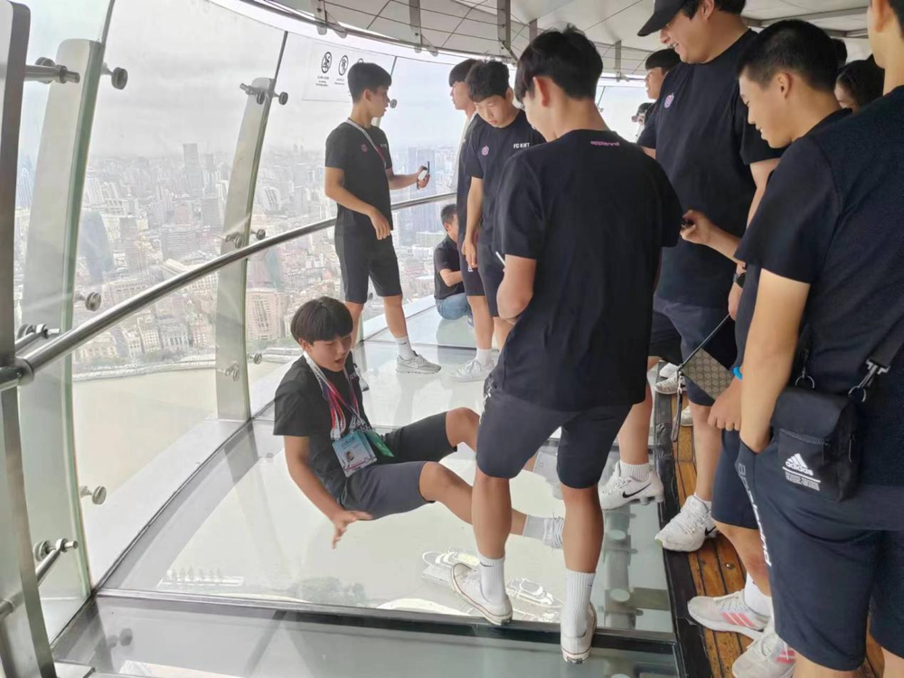 韩国一东队员在东方明珠259米悬空观光廊参观