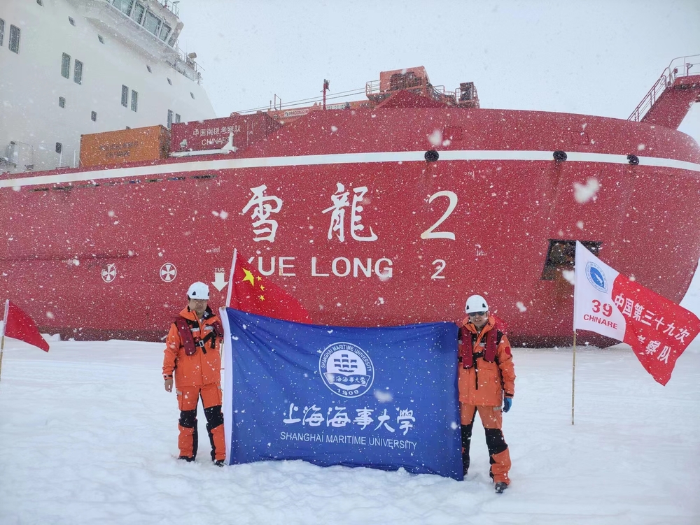 李国祥、常俊宇在“雪龙2”号考察船前合影