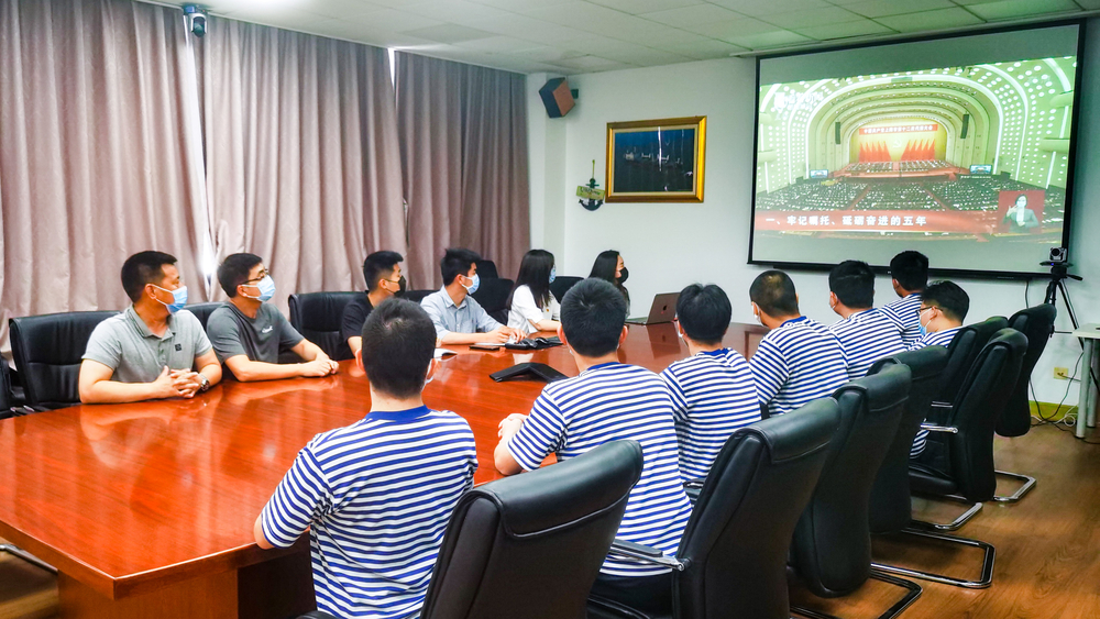 商船学院党委组织在校师生线下收看上海市第十二次党代表大会并开展交流讨论