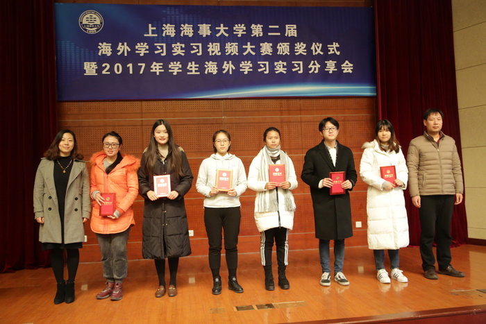 安燕、郑洪祥老师为视频大赛三等奖获奖代表颁奖