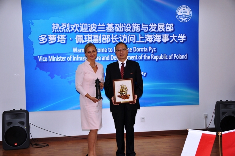 於世成书记与佩琪副部长交换纪念品