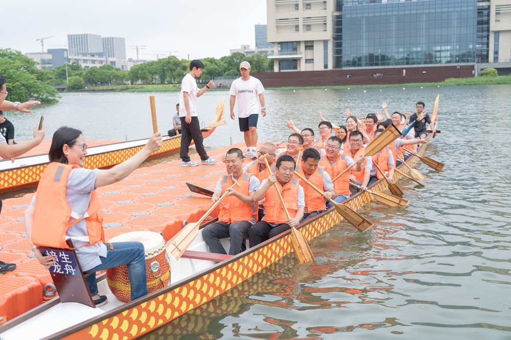20240614032949807200.jpg 比赛队伍登船准备