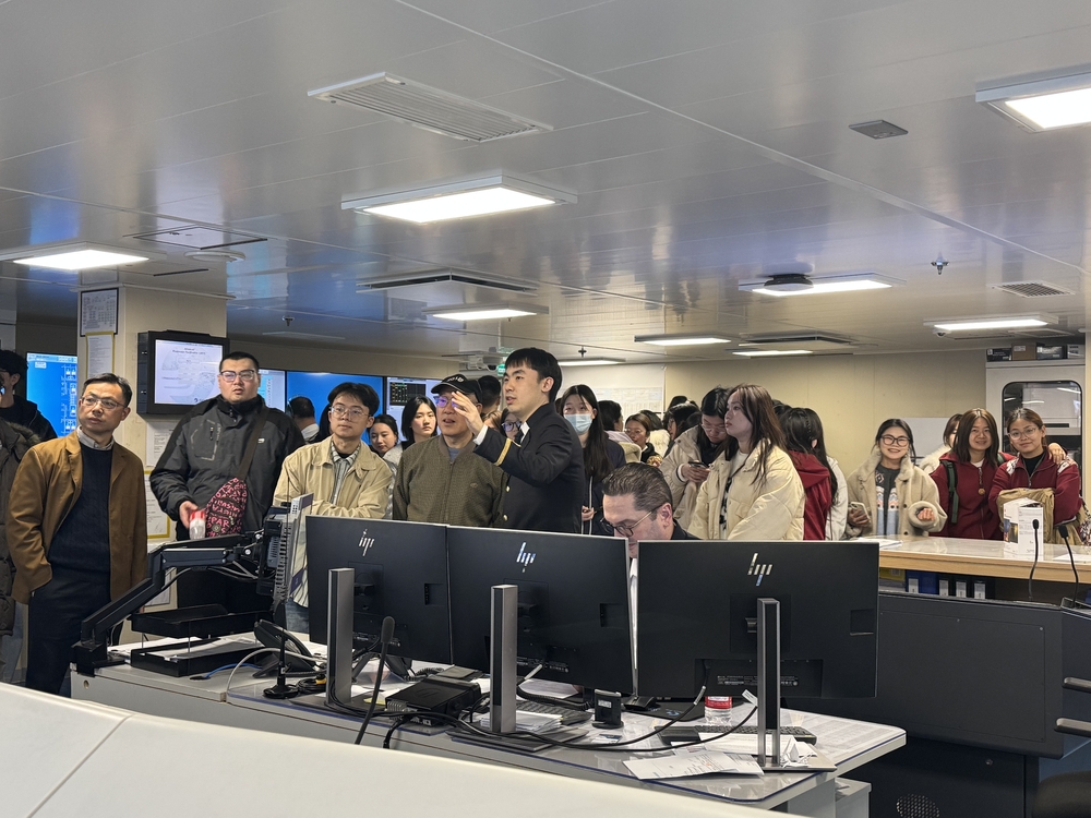 20250307084739146000.jpg 参观机舱集控室