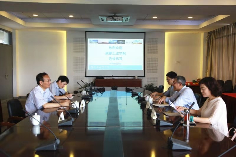 成都工业学院校长严余松一行来校访问