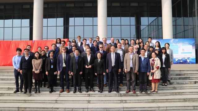 中荷国际合作办学项目的有关领导和教师代表合影 中荷国际合作办学项目的有关领导和教师代表合影