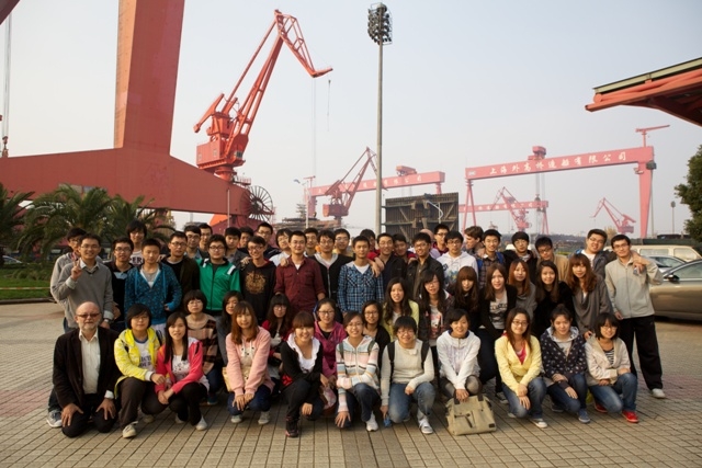 中荷学生在外高桥码头参观 中荷学生在外高桥码头参观