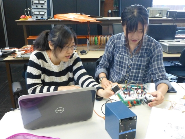 中荷的学生在荷兰做实验 中荷的学生在荷兰做实验