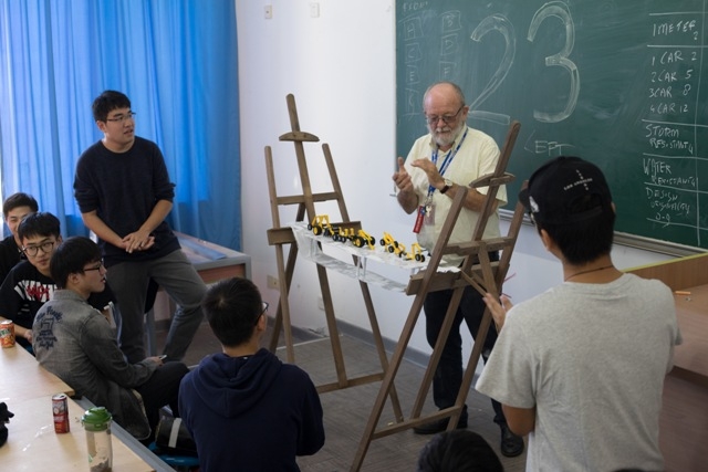 荷兰外教在给中荷学生授课 荷兰外教在给中荷学生授课