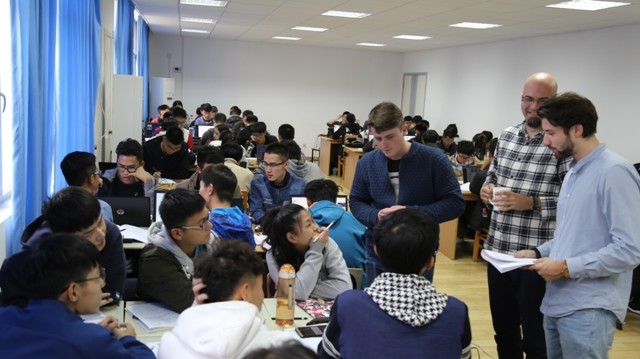 中荷的外教课在进行小组讨论 中荷的外教课在进行小组讨论