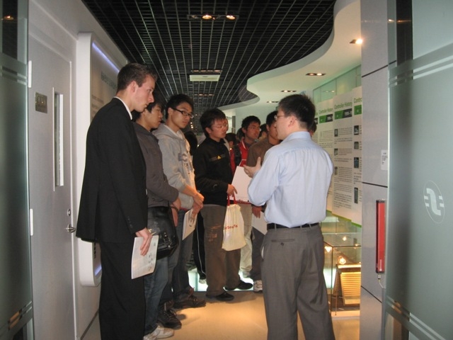 中荷学生参观施奈德电气公司 中荷学生参观施奈德电气公司