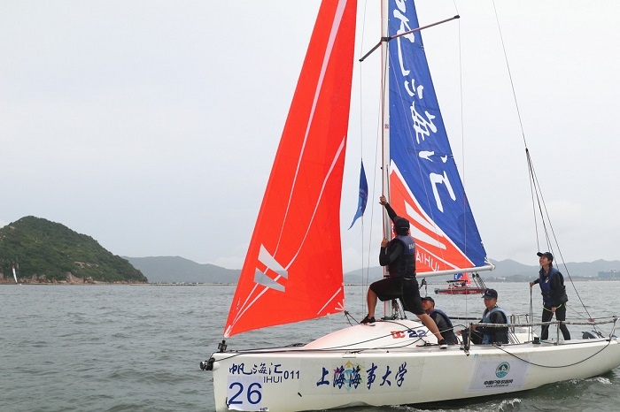 我校帆船队队员升帆 我校帆船队队员升帆