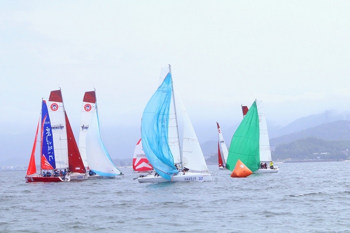 队员们在绕标 队员们在绕标