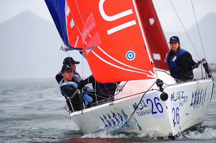 我校帆船队在暴雨中航行 我校帆船队在暴雨中航行