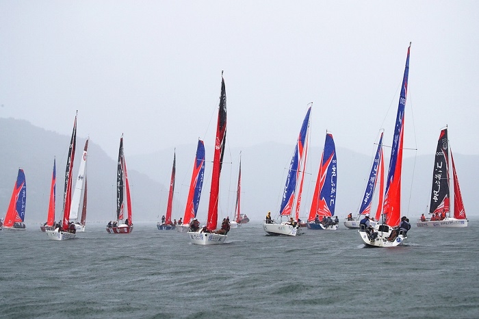各高校代表队暴雨中风帆角逐 各高校代表队暴雨中风帆角逐