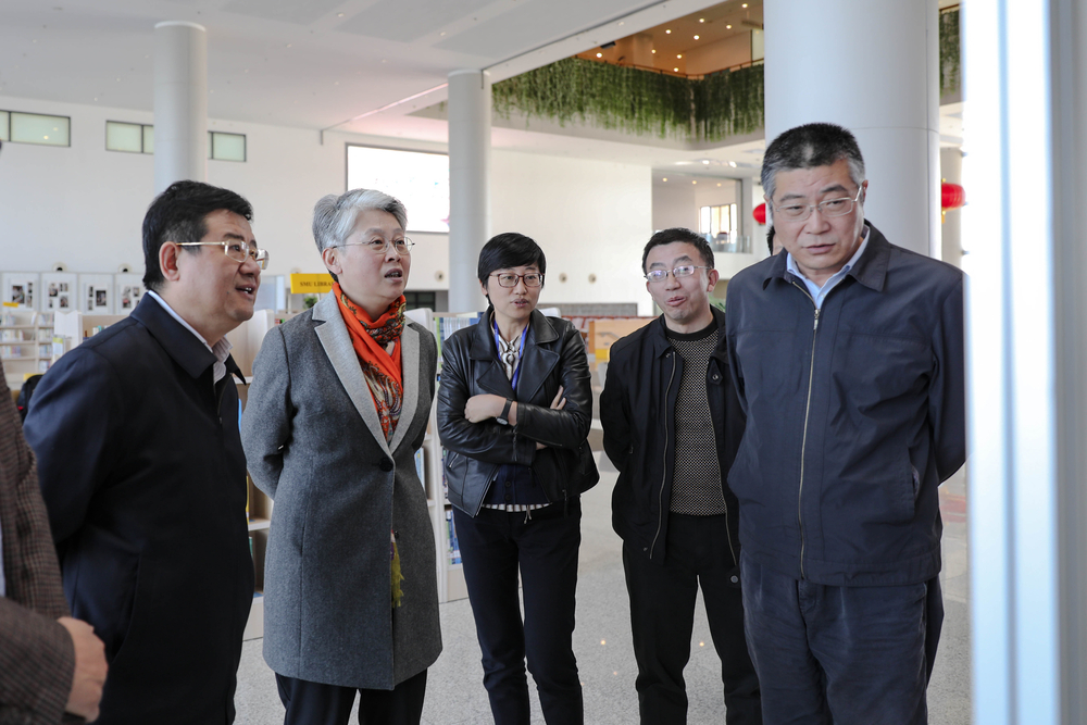 校领导参观主题展 校领导参观主题展