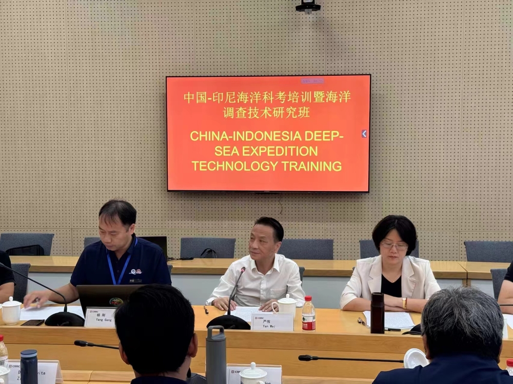 严伟副校长致欢迎辞