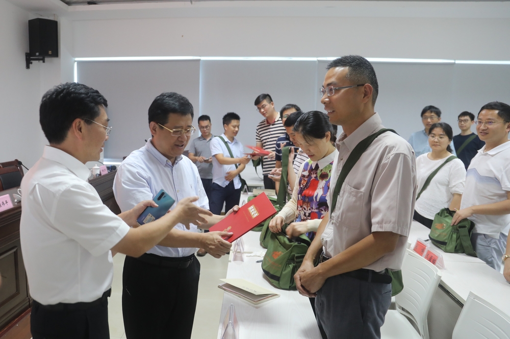 井冈山革命传统教育基地王学坤主任颁发并介绍结业证书 井冈山革命传统教育基地王学坤主任颁发并介绍结业证书