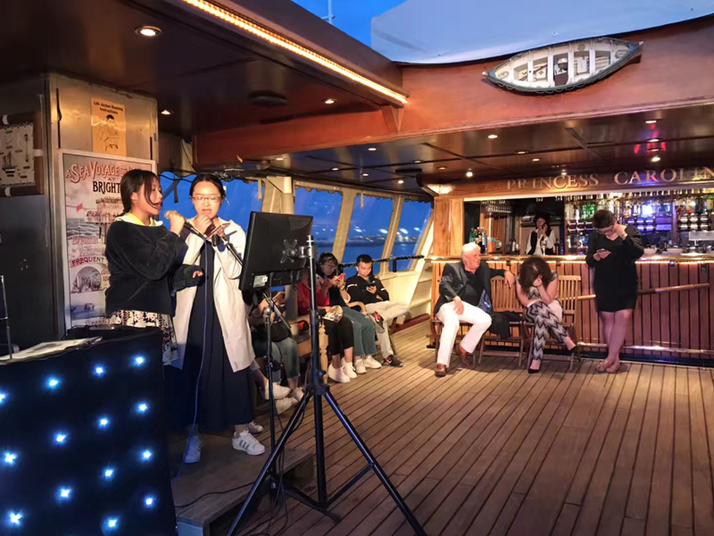 我校学生与美国麻省海事学院学生在邮轮上唱歌PK(英国索伦特大学暑期学习项目) 我校学生与美国麻省海事学院学生在邮轮上唱歌PK(英国索伦特大学暑期学习项目)