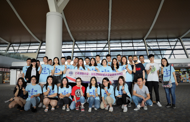 机场合影(英国普利茅斯大学暑期学习项目) 机场合影(英国普利茅斯大学暑期学习项目)