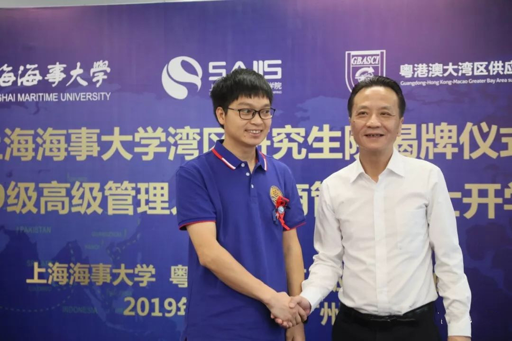 严伟副校长为学员代表佩戴校徽 严伟副校长为学员代表佩戴校徽