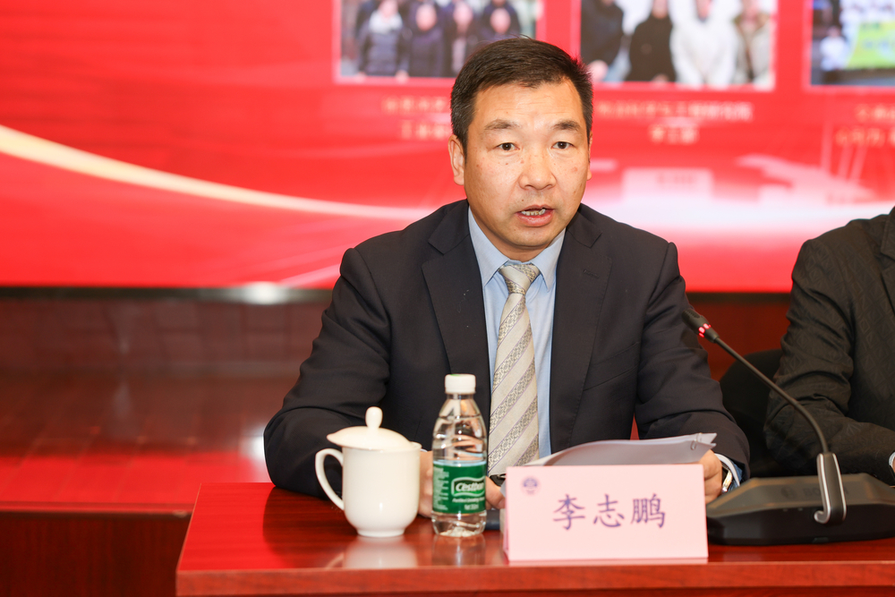 20250308052213168800.jpg 李志鹏宣读表彰名单