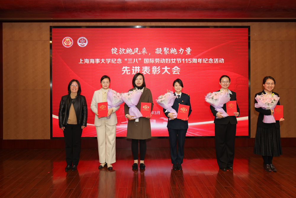 20250308052213992200.jpg 李红梅为校教职工三八红旗手颁奖