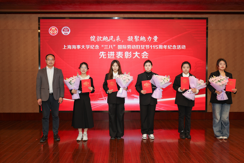 20250308052214819500.jpg 赵大为为校学生三八红旗手颁奖