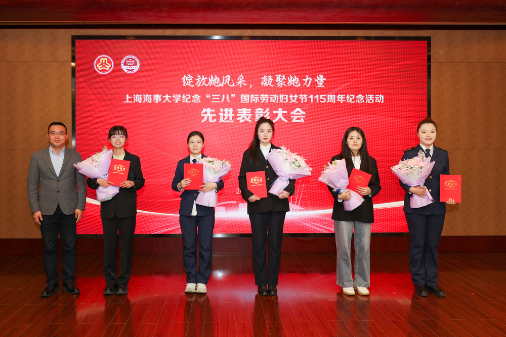 20250308052214597500.jpg 顾卫忠为校学生三八红旗手颁奖