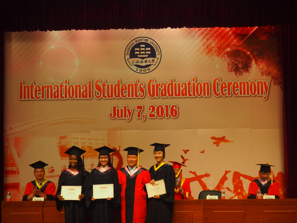 为优秀毕业生颁发证书