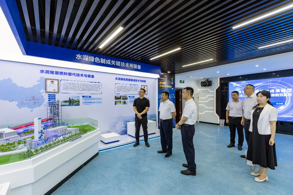 20240725105443940900.png 参观武汉理工大学科技成果转化展厅