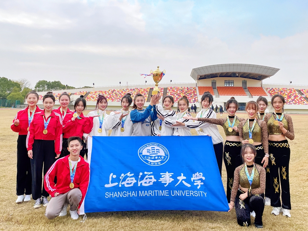 20221215123133870000.jpg 健美操队获团体第一的捧杯时刻