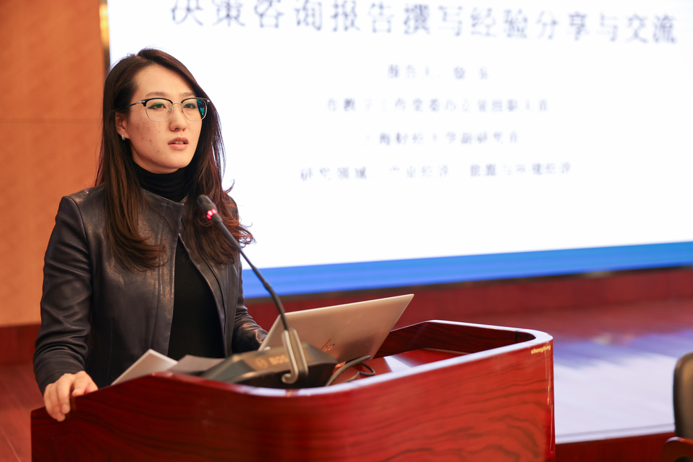 市教卫工作党委办公室挂职干部、上海财经大学副研究员徐乐作专题辅导报告