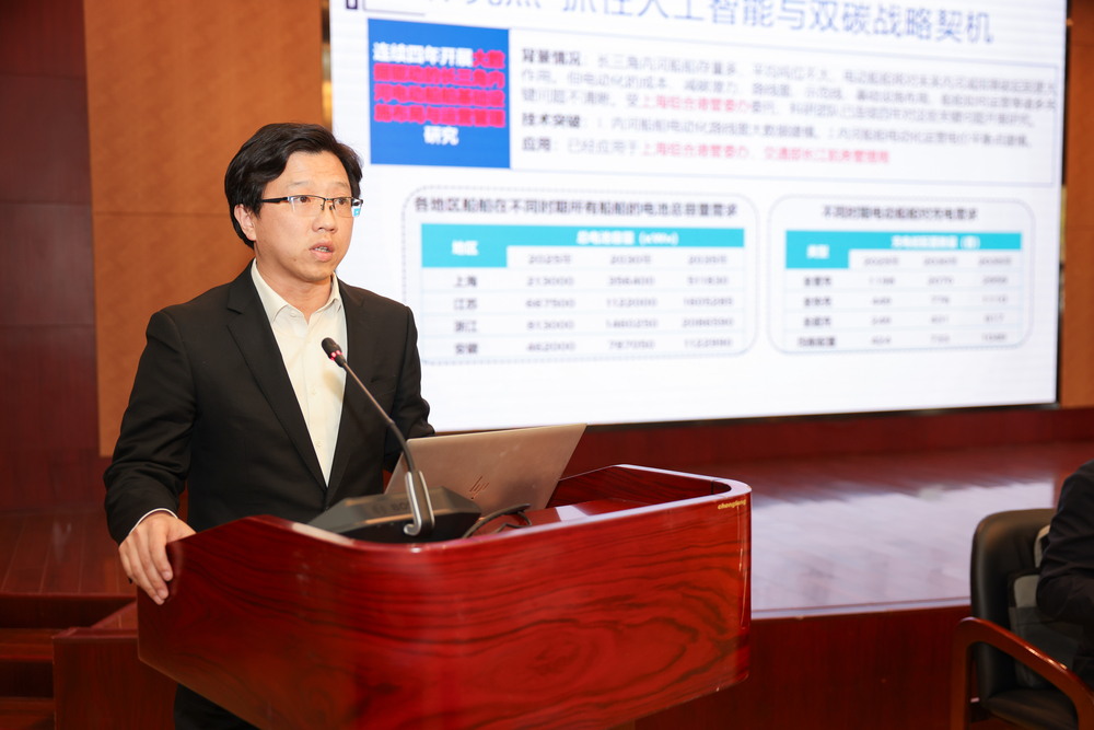 中国（上海）自贸区供应链研究院院长、物流科学与工程研究院副院长何军良作交流发言