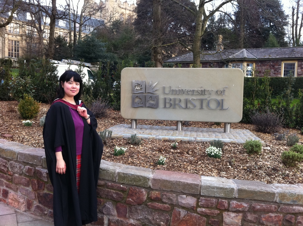 博土毕业时在布里斯托大学校碑前留影