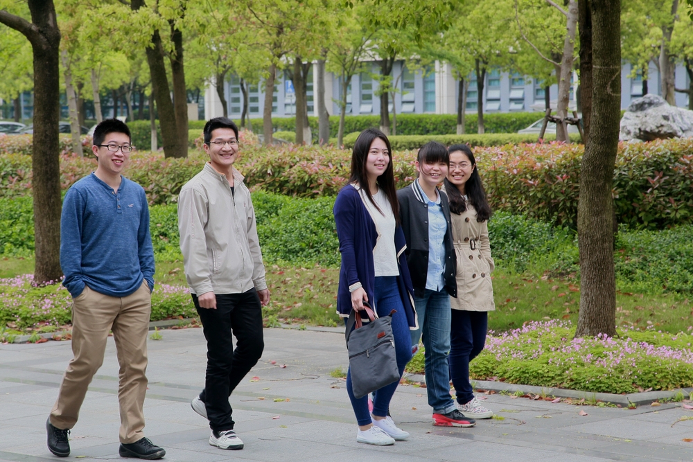 与学生们在一起