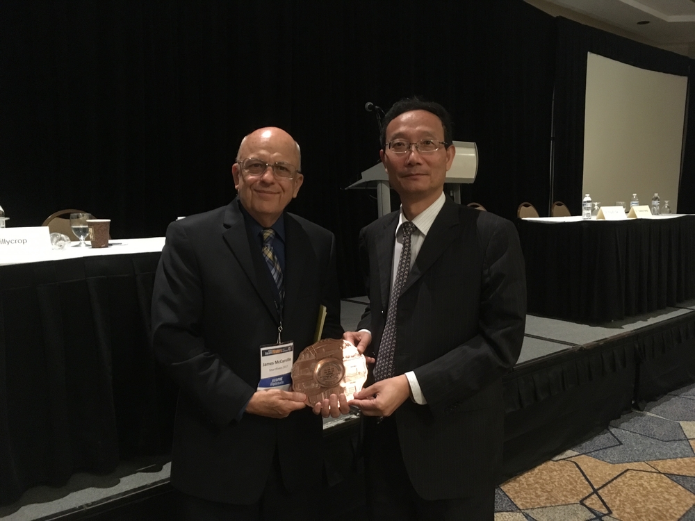 黄有方校长向智慧水运国际会议组委会主席JimMcCarville赠送学校纪念品