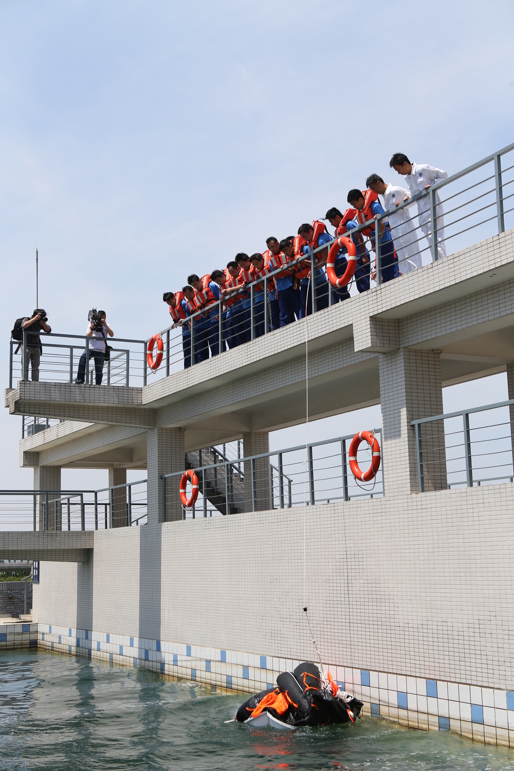 学生在水上训练中心模拟海上安全训练2