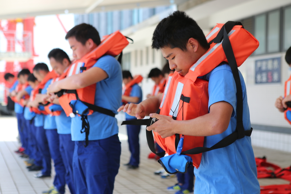 学生在水上训练中心模拟海上安全训练1
