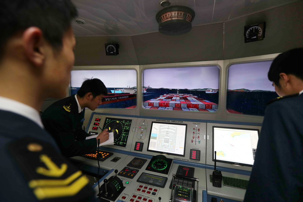 学生在进行船舶仿真模拟操作