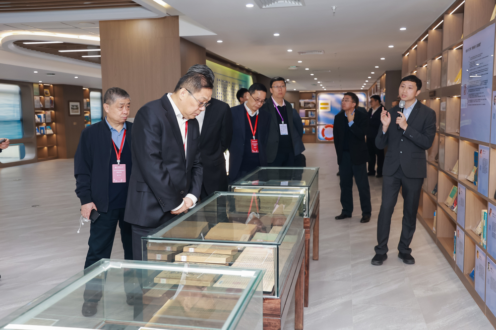 20241127121555499300.jpg 专家组集中考察图书馆