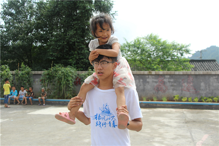 队员与孩子们在一起